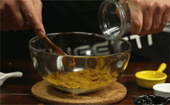 【咖喱牛蹄筋】加入清水搅拌