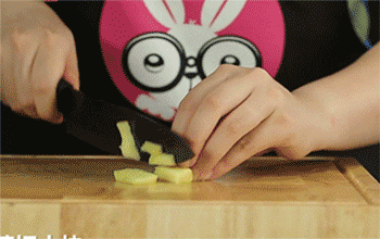 【蒜香烤五花肉】姜切成块