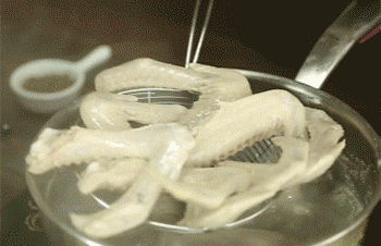 【五香卤鸭翅】捞出