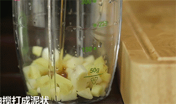 【蒜香烤五花肉】姜蒜打碎成泥