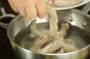 【五香卤鸭翅】鸭翅下锅