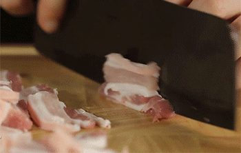 【蒜香烤五花肉】五花肉切片