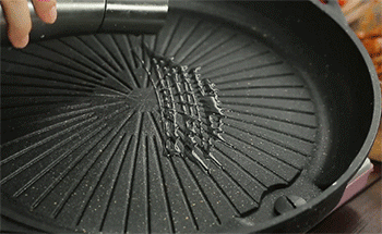 【蒜香烤五花肉】热锅起油