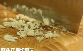 【金沙炒虾】蒜切末