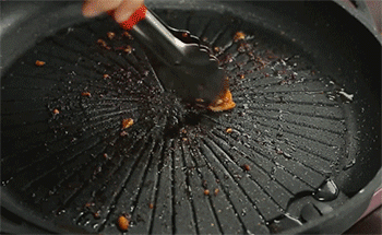 【蒜香烤五花肉】放入五花肉