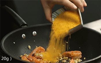 【金沙炒虾】加入面包糠