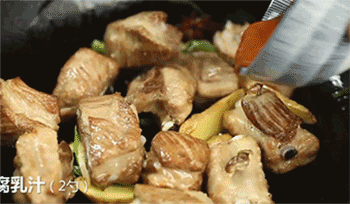 【南乳排骨】加入腐乳汁