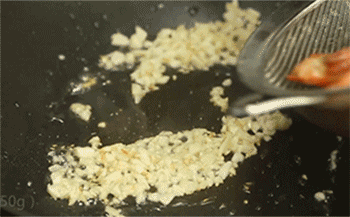 【金沙炒虾】加入虾