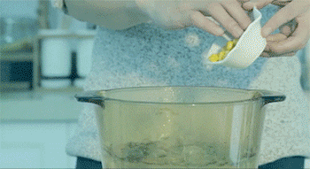 【芝士南瓜焗意面】玉米粒和青豆焯水