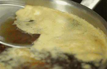 【五香卤鸭翅】舀出浮沫