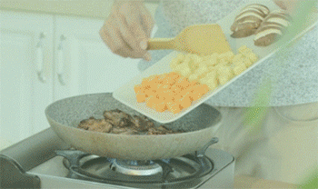 【什锦排骨焖饭】放素菜丁