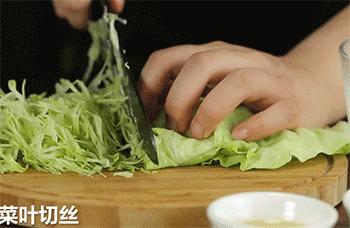 【蒜香烤五花肉】包菜切丝