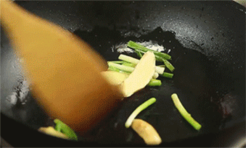 【南乳排骨】爆香