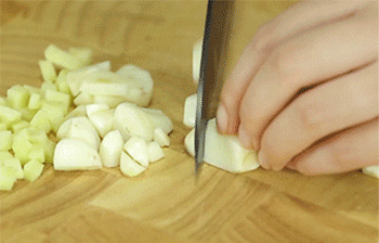 【蒜香烤五花肉】蒜切成块