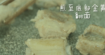 【什锦排骨焖饭】炒糖色