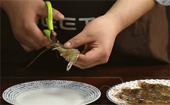 【金沙炒虾】剪虾须