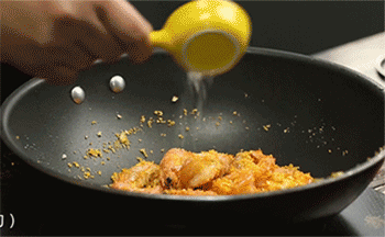 【金沙炒虾】调味
