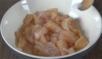 【川香辣鸡柳】放调料