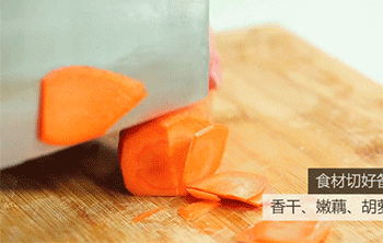 【日式肥牛饭】胡萝卜切块