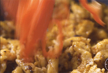 【川香辣鸡柳】放入辣椒丝