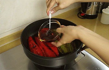 【糖醋辣椒】倒入酱汁