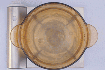 【泡椒凤爪】放入凤爪