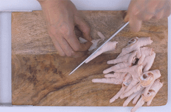 【泡椒凤爪】切