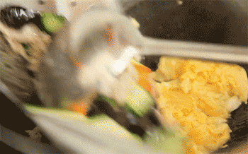 【木须肉】倒入辅料，葱花