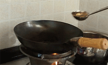 【木须肉】加入底油