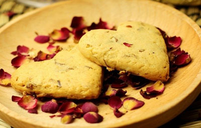 充满玫瑰香的心型饼干，七夕节表达爱心的专