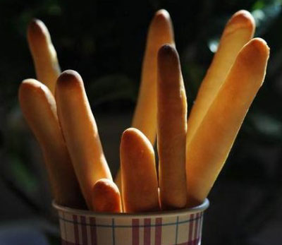 学做简单好吃的面包棒，让孩子远离垃圾零食