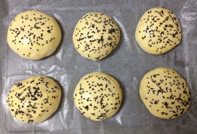 黑芝麻餐包的做法,黑芝麻餐包怎么做图片2 黑芝麻餐包的做法,黑芝麻餐包怎么做图片2