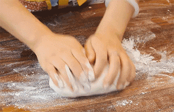 【酥皮月饼】水油皮面团滚成圆形