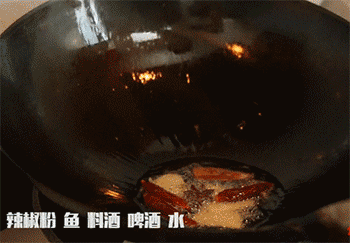 【红烧鲫鱼】放配料