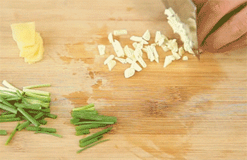 【红烧鲫鱼】切蒜