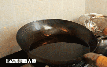 【红烧鲫鱼】炸鱼