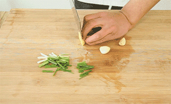 【红烧鲫鱼】切姜