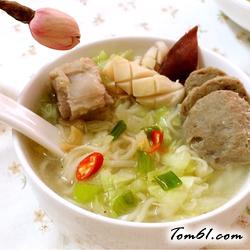 鱿鱼排骨汤面的做法