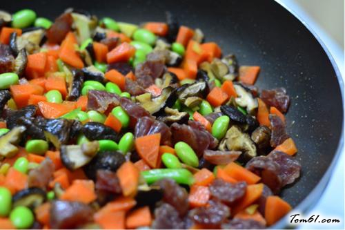 【腊肠胡萝卜香菇焖饭】