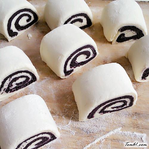 【黑米双色馒头】