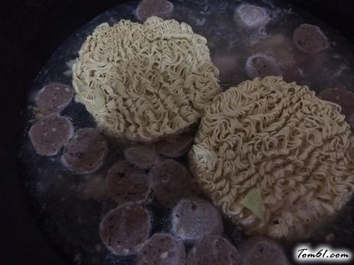 【鱿鱼排骨汤面】