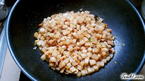 【萝卜肉丁捞面】