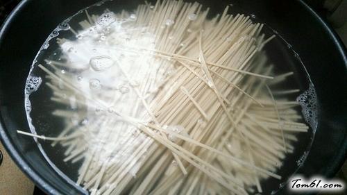 【萝卜肉丁捞面】