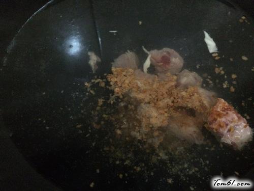 【鱿鱼排骨汤面】