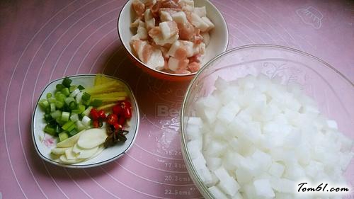 【萝卜肉丁捞面】