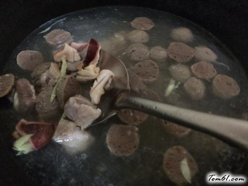 【鱿鱼排骨汤面】