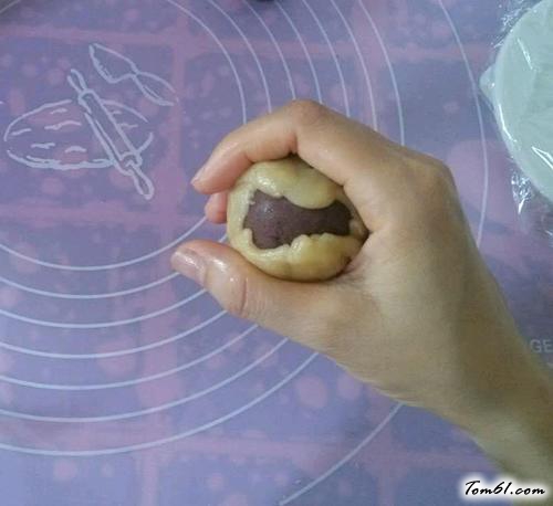 【广式豆沙蛋黄月饼】