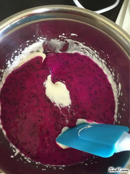 【火龙果酸奶慕斯蛋糕】