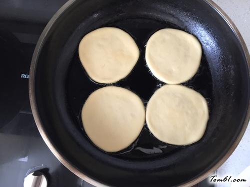 【芝麻白糖小圆饼】