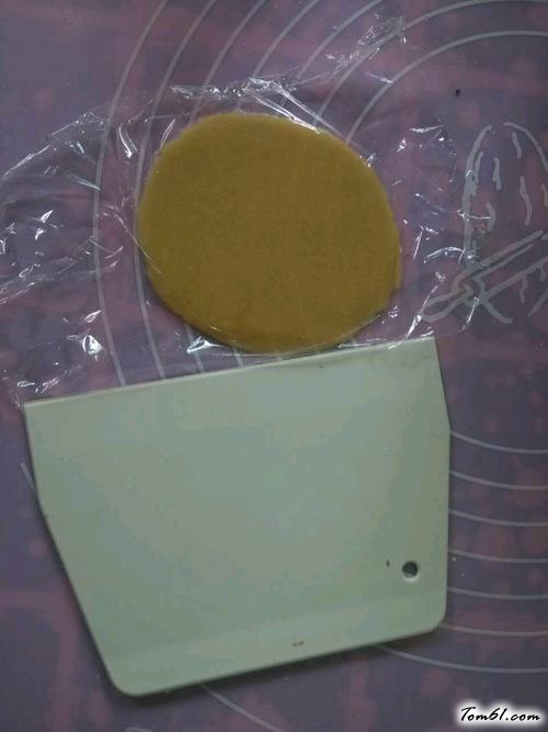 【广式豆沙蛋黄月饼】